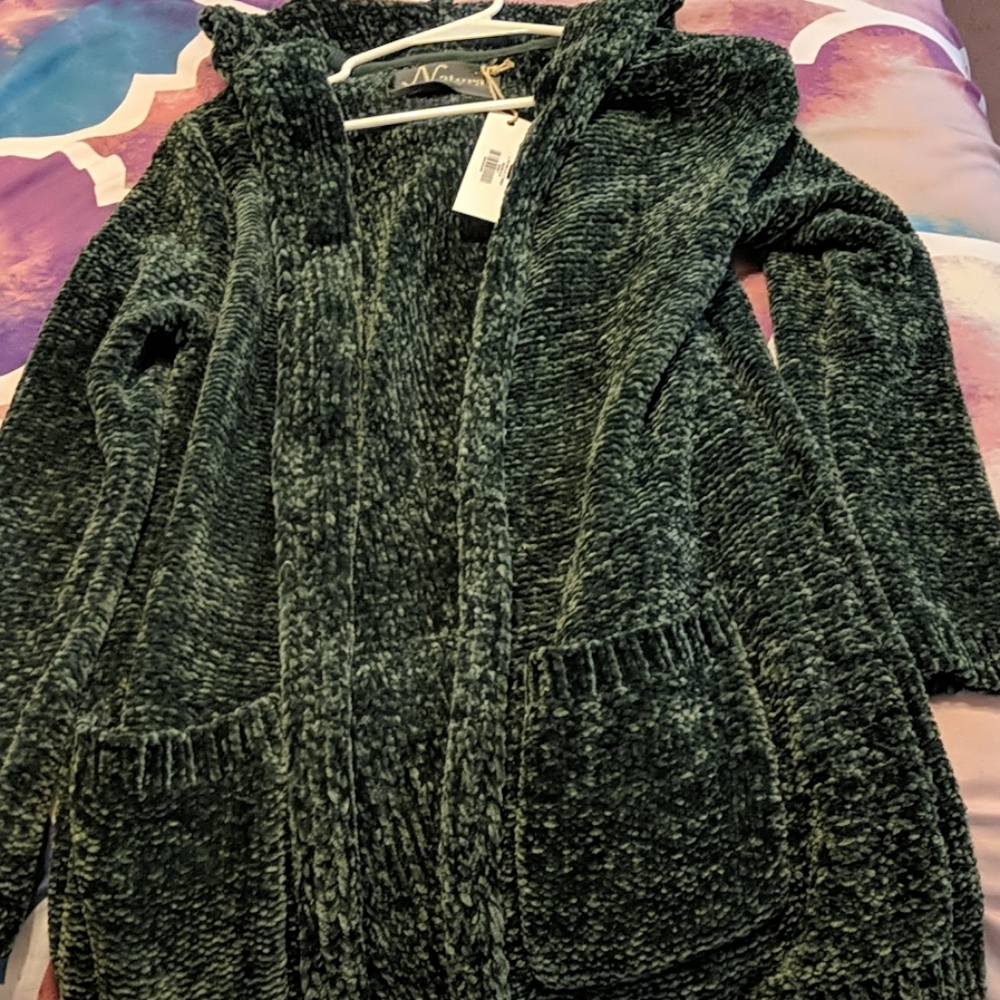 Forest green sweater with hood